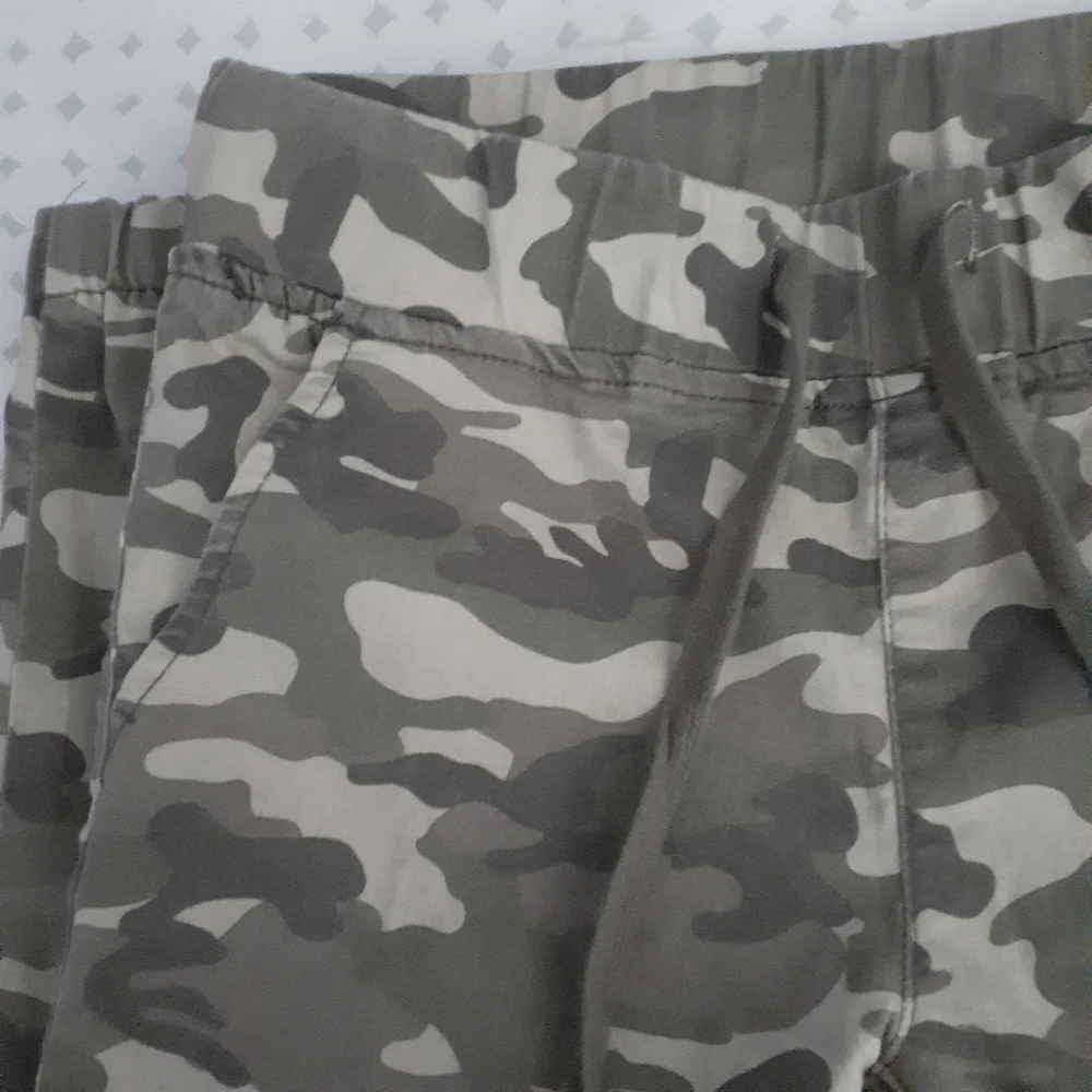 V.I.P. | Women's Camo Jeggings (size 9/10)